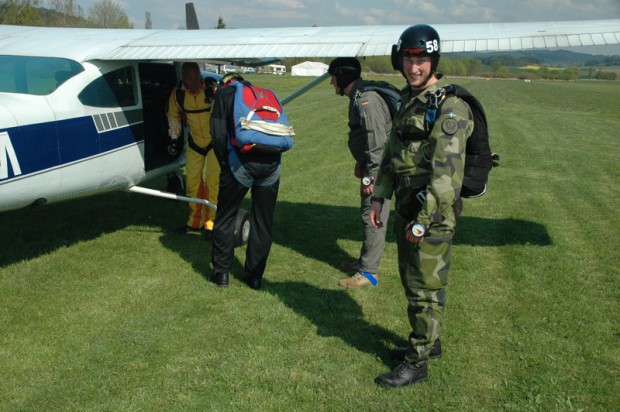 1sprung-aus-der-cessna-180