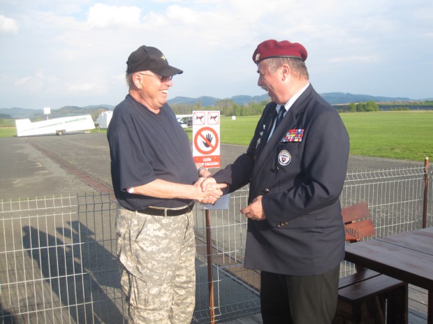 adi-bedankt-sich-bei-colonel-gajdos