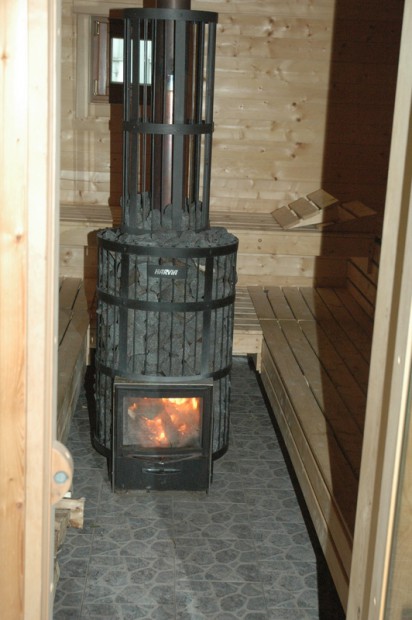 die-sauna-wird-mit-holz-beheizt