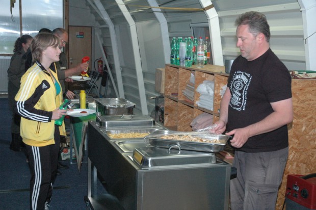 verpflegungsausgabe-im-hangar