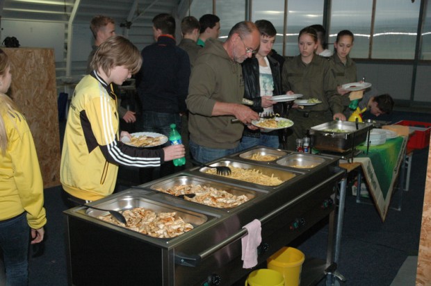 verpflegungsausgabe-im-hangar