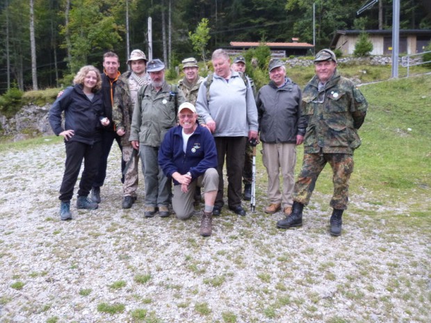 gruppenfoto-vor-der-mitteralm-1200-m