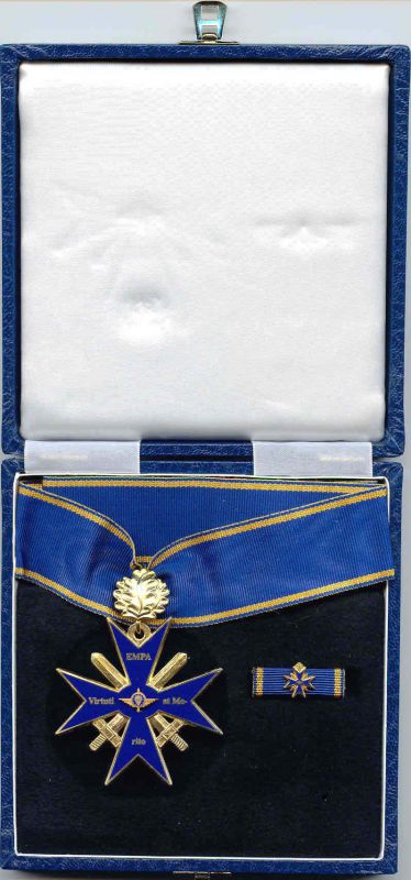 la-croix-de-commandeur-avec-feuilles-de-chne