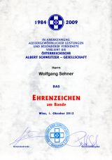 Das Albert Schweitzer Ehrenabzeichen am Bande