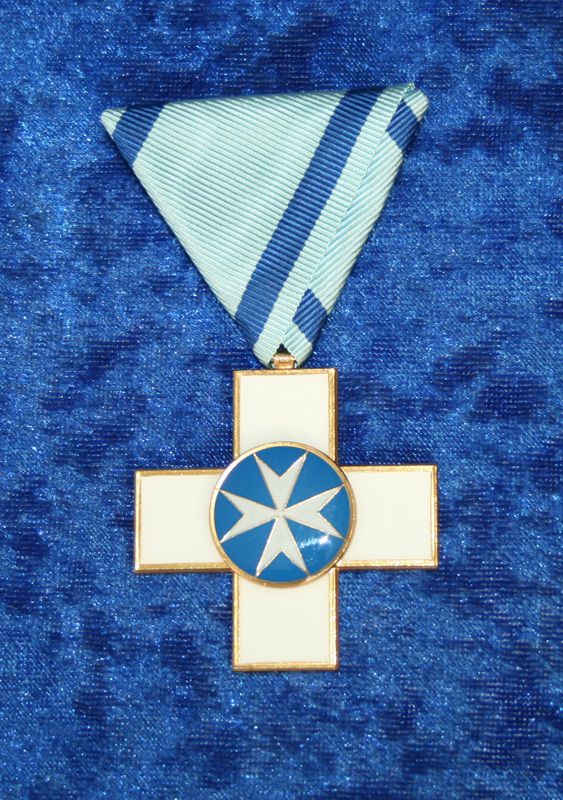 das-albert-schweitzer-ehrenabzeichen-am-bande