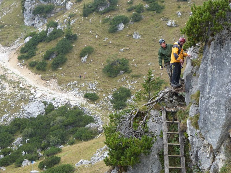 toni-und-reinhold-holt-die-klettergruppe-ab