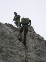 Abseilen mit Rucksack und Sicherung 