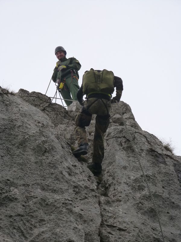 abseilen-mit-rucksack-und-sicherung