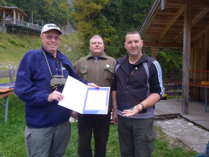 die-treuemedaille-an-stefan-badstieber
