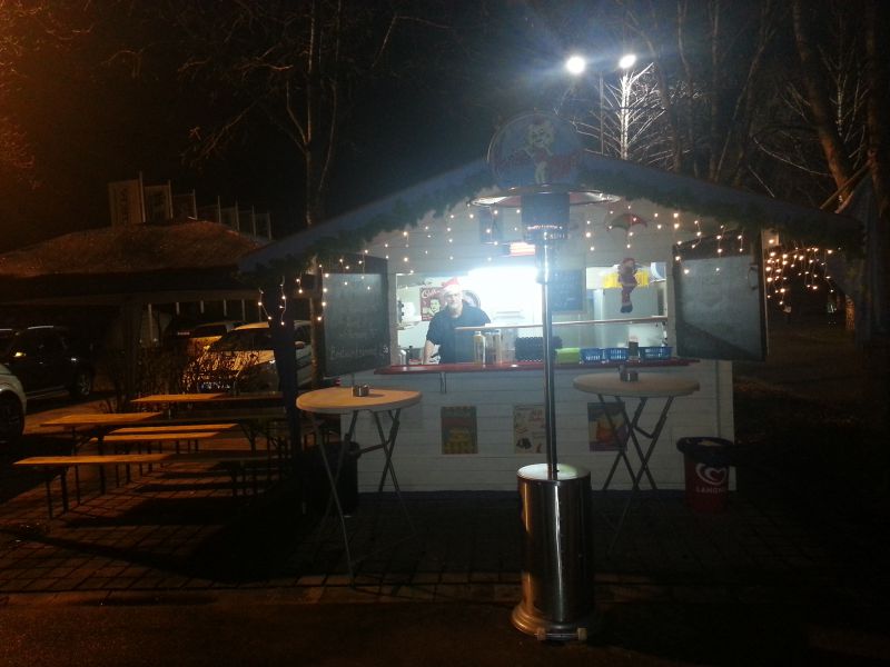 die-emfv-burger-station-bei-nacht