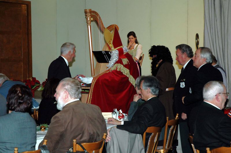 kleine-geschenke-werden-verteilt