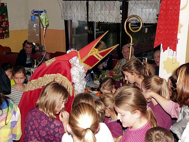 weihnachtsfeier-im-seniorenheim