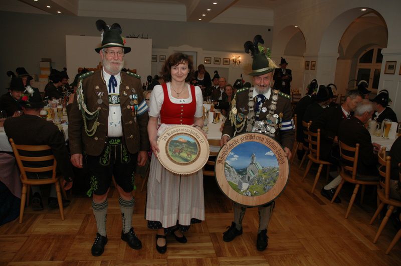 hauptmann-toni-egger-mit-der-gewinnerin