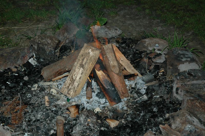 ein-lagerfeuer-wird-entfacht