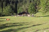 Vorbei an idyllischen Berghtten