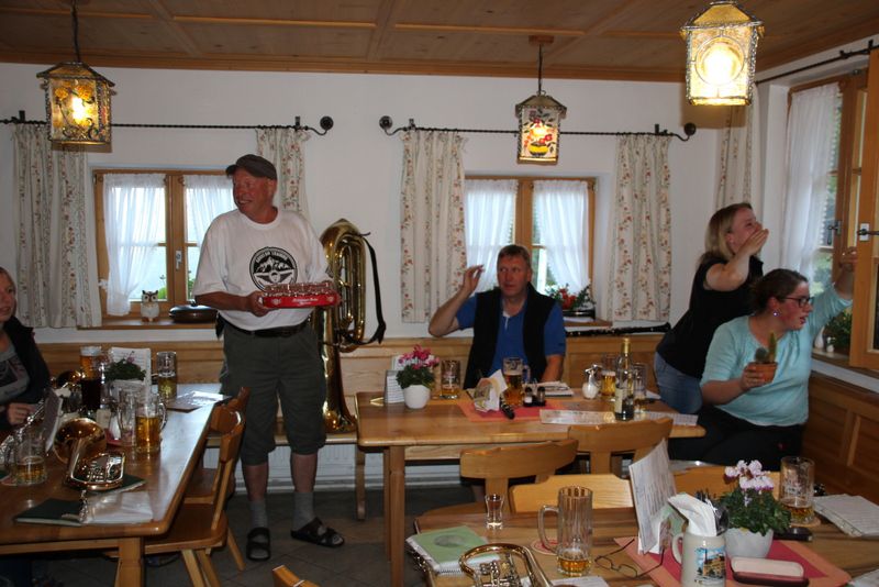 es-gibt-schnaps-fuer-die-irschenberger
