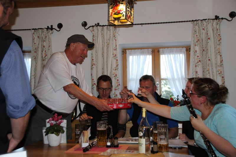 es-gibt-schnaps-fuer-die-irschenberger