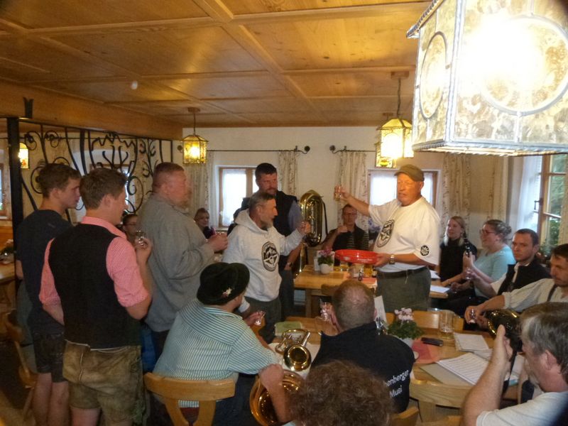 es-gibt-schnaps-fuer-die-irschenberger