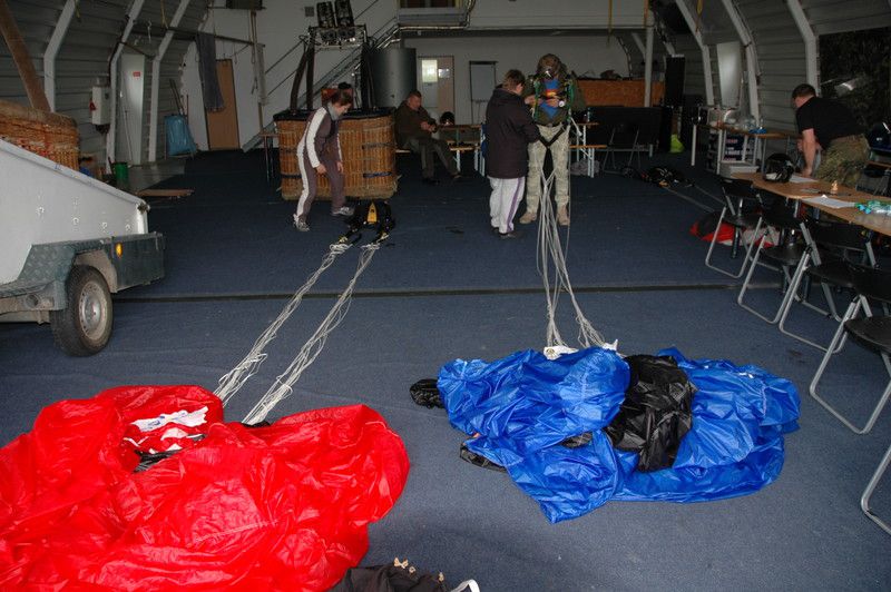 ablegen-der-fallschirme-im-attc