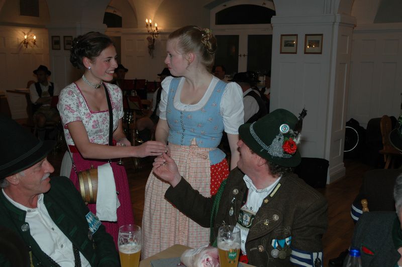zwei-huebsche-marketenderinnen