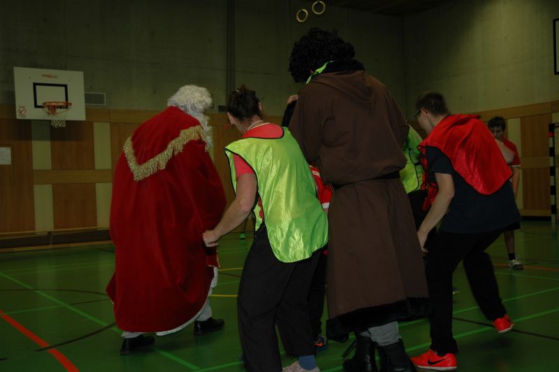der-nikolaus-und-der-krampus-kicken-mit