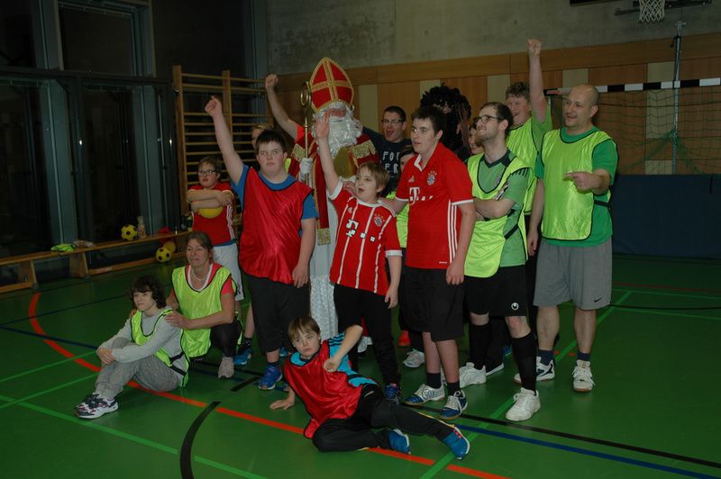 gruppenbild-mit-den-behinderten-fussballkindern