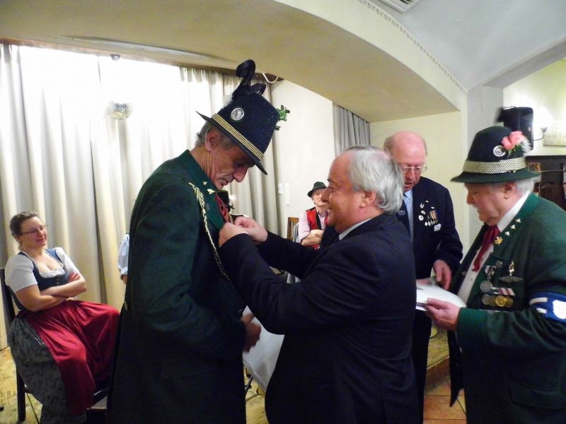 anstecken-der-stmichaelsmedaille