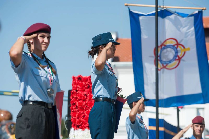 militaerischer-gruss-bei-den-nationalhymnen
