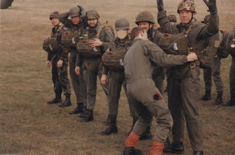 springen-beim-13-regiment-de-dragons-parachutiste