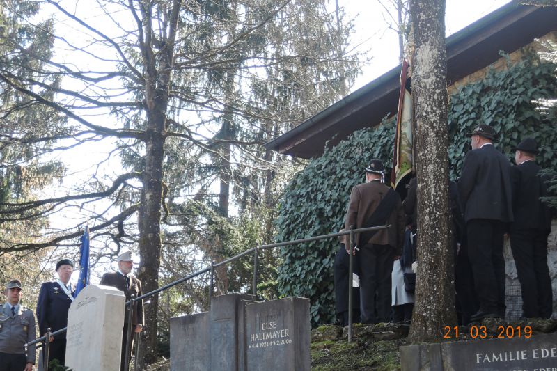 vor-dem-mausoleum-des-bergfriedhofs-kiefersfelden