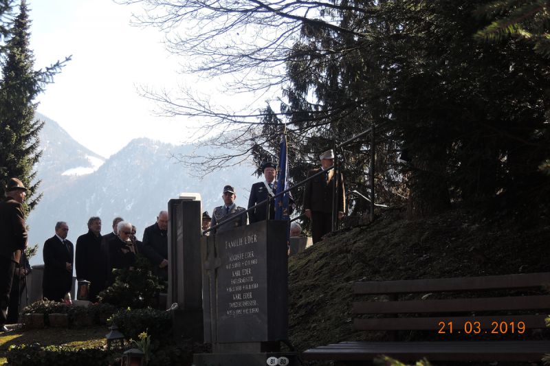 die-emfv-fahnenabordnung-vor-dem-mausoleum