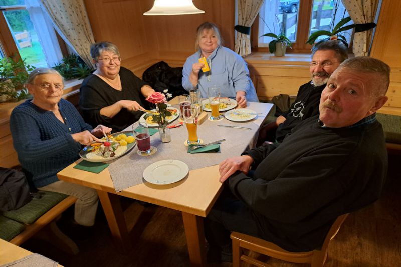 schweinshaxenessen-beim-hammerwirt