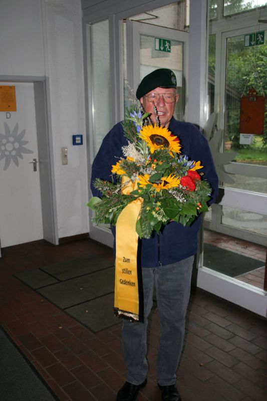 blumenbouquet-mit-frischen-herbstblumen-und-gestec