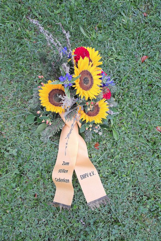 blumenbouquet-mit-frischen-herbstblumen-und-gestec