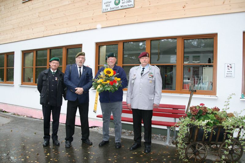 blumenbouquet-mit-frischen-herbstblumen-und-gestec