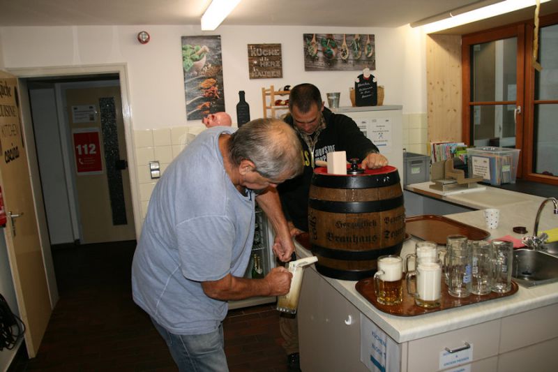 bierfass-anzapfen-durch-blacky-schwarz