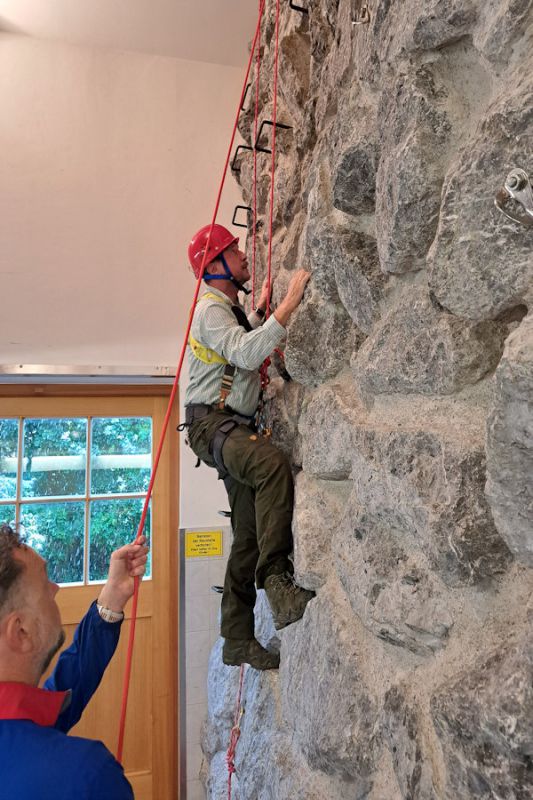 jetzt-geht-es-in-die-kletterwand