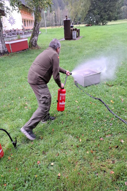 der-feuerloschereinsatz-wird-geubt