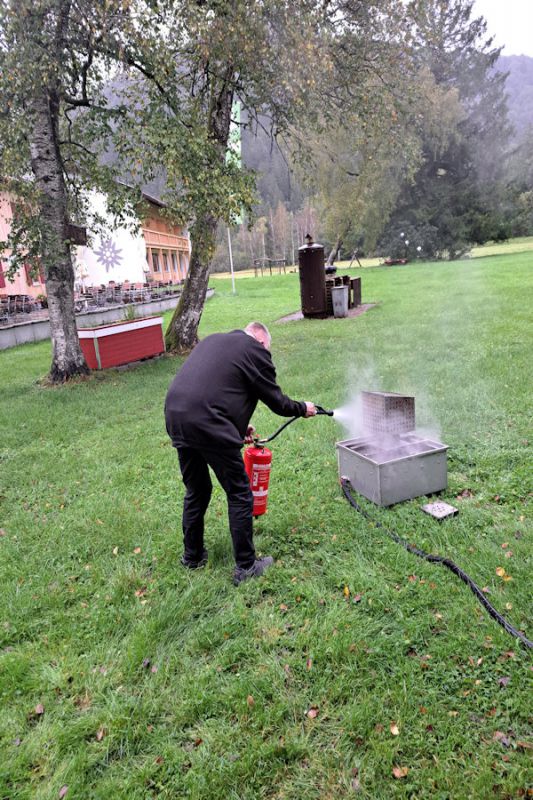 der-feuerloschereinsatz-wird-geubt